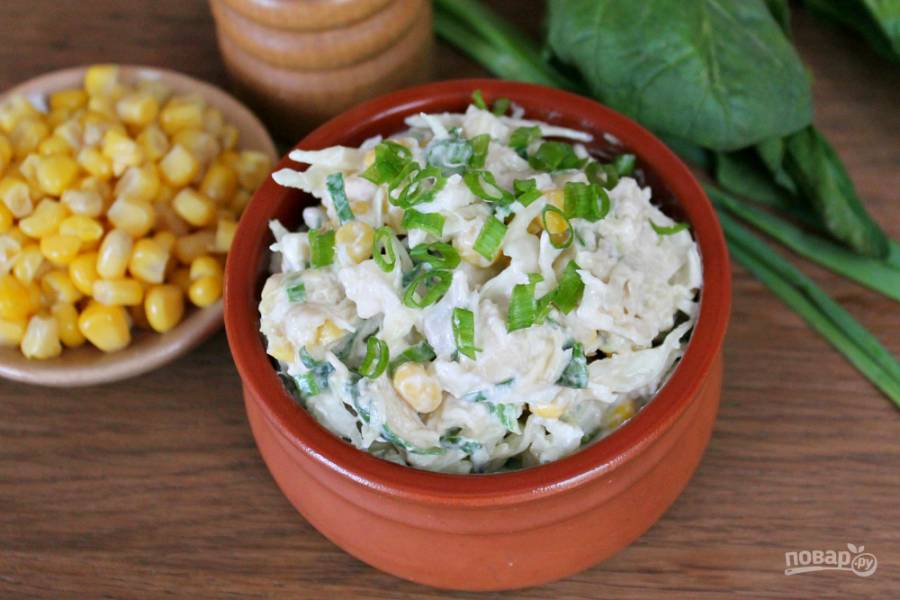 Салат с курицей и кукурузой, пошаговый классический рецепт с сыром и огурцом.