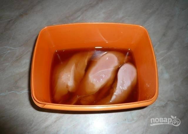 1. Куриное филе разрезаю крупно и кладу в пластиковый контейнер, вливаю соевый соус и доливаю воду, чтобы филе оказалось полностью в жидкости, мариную мясо 1 час, так оно не будет сухим. 
