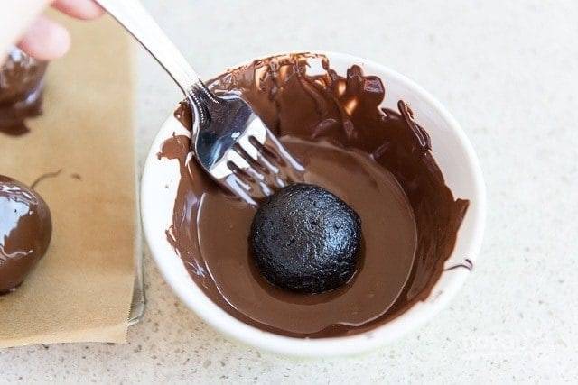4. Потом растопите шоколад и обмакивайте в нём конфеты.