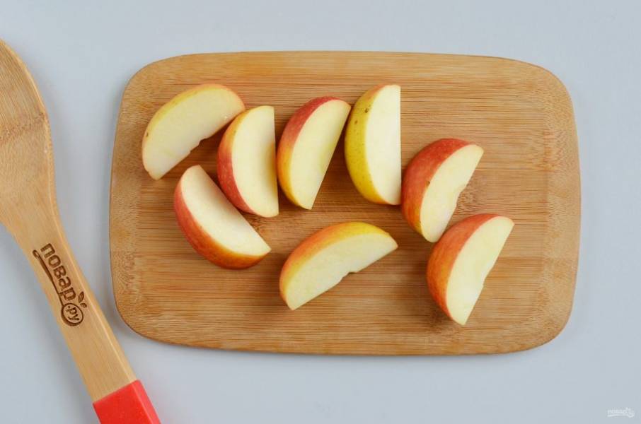 Яблоко порежьте на 8 частей, удалите сердцевинку.