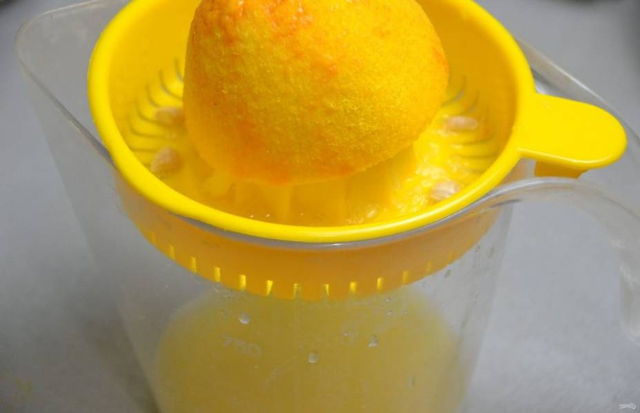 Разрежьте апельсин на 2 половинки, из одной отожмите сок.