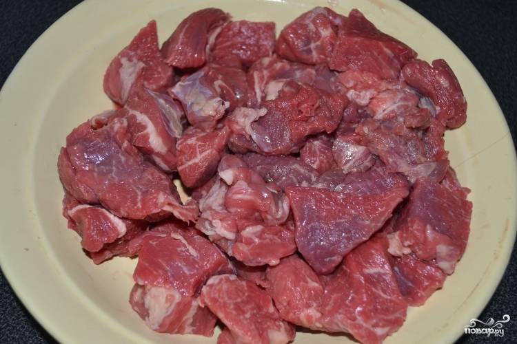 1. Рецепт приготовления говяжьих котлет на пару ничем не отличается от обычных жареных. Для начала необходимо вымыть и просушить мясо. Нарезать порционными кусочками. 