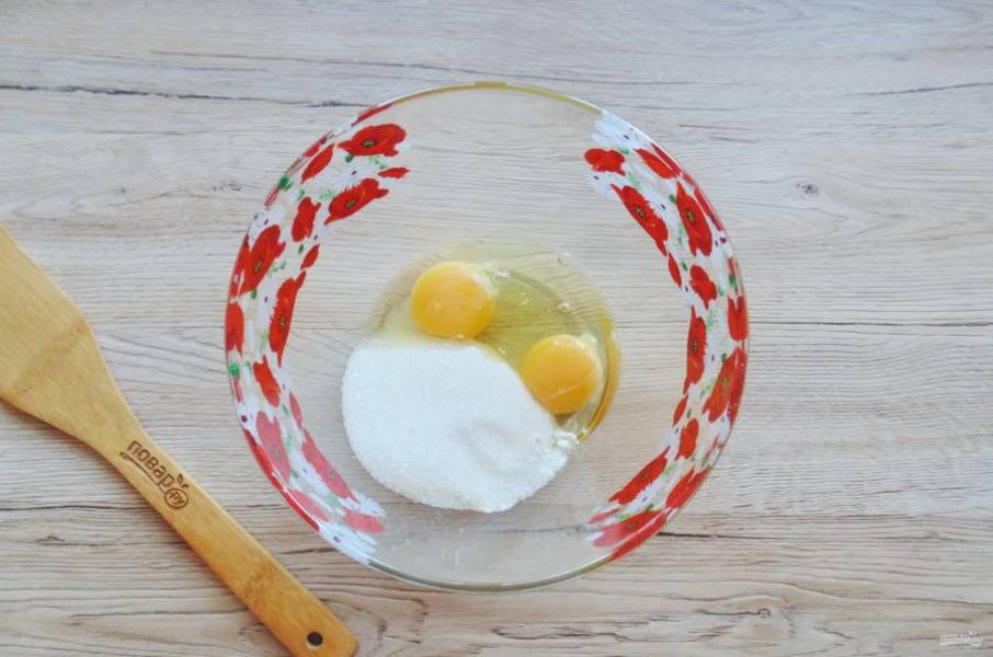 В другую миску разбейте яйца и добавьте сахар, ванильный сахар.