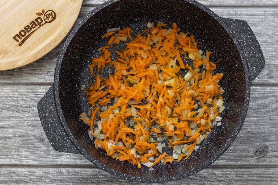 На крупной терке натрите морковь, а лук нарежьте кубиками. Обжарьте овощи с небольшим количеством масла до золотистого цвета.
