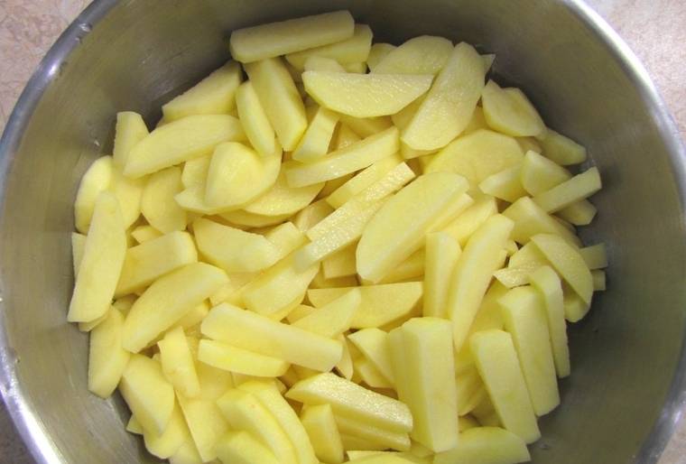Далее мы чистим картофель и нарезаем его ломтиками как для обжаривания. 