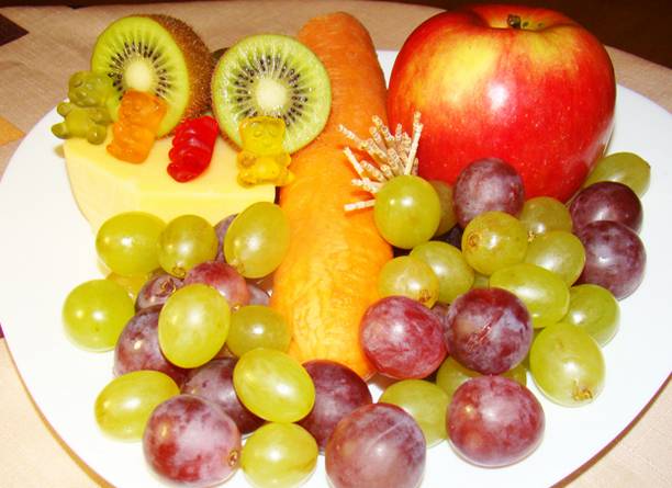 Елочка из фруктов для новогоднего стола своими руками