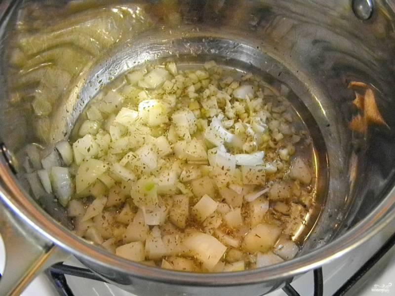 4. В кастрюлю с маслом выложите нарезанные лук и чеснок, орегано (душицу). Обжарьте до мягкости в течение трех минут. Постоянно помешивайте.