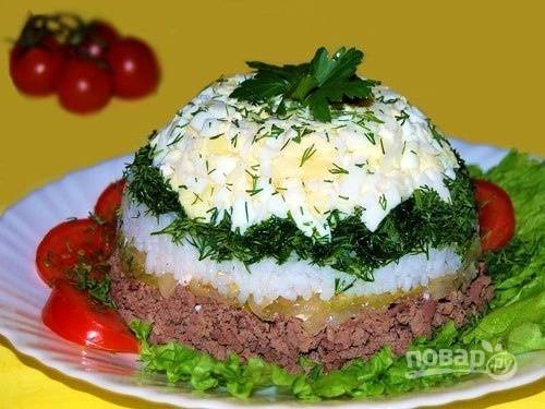 Слоёный салат с печенью и сыром