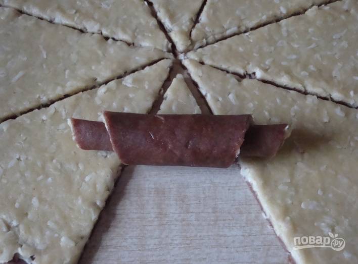 3.	Разрезаю тесто, как пиццу, треугольниками и сворачиваю рулетики, начинаю от большего края.