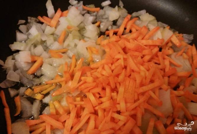 2.	Помойте и очистите от кожуры морковь. Порежьте небольшими кусочками. Всыпьте морковь к луку. 