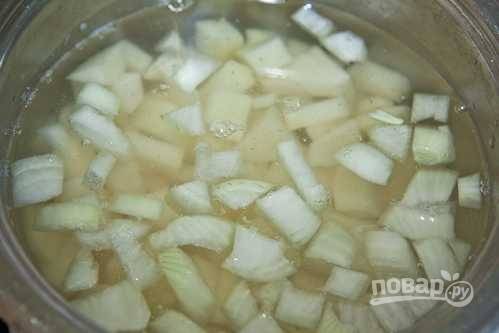 4. Воду влейте в кастрюлю. Выложите туда картофель и лук.