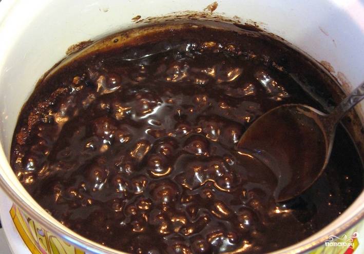 А пока приготовим шоколадную глазурь. Смешайте какао с сахаром, молоком и маслом. Проварите массу на медленном огне 10 минут, постоянно помешивая.