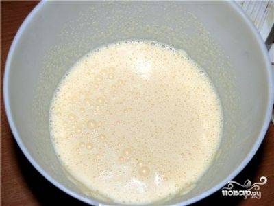 Разогрейте духовку до 175 градусов. Яйца взбейте в миксере вместе с манкой, солью, сахаром двух видов и сметаной.