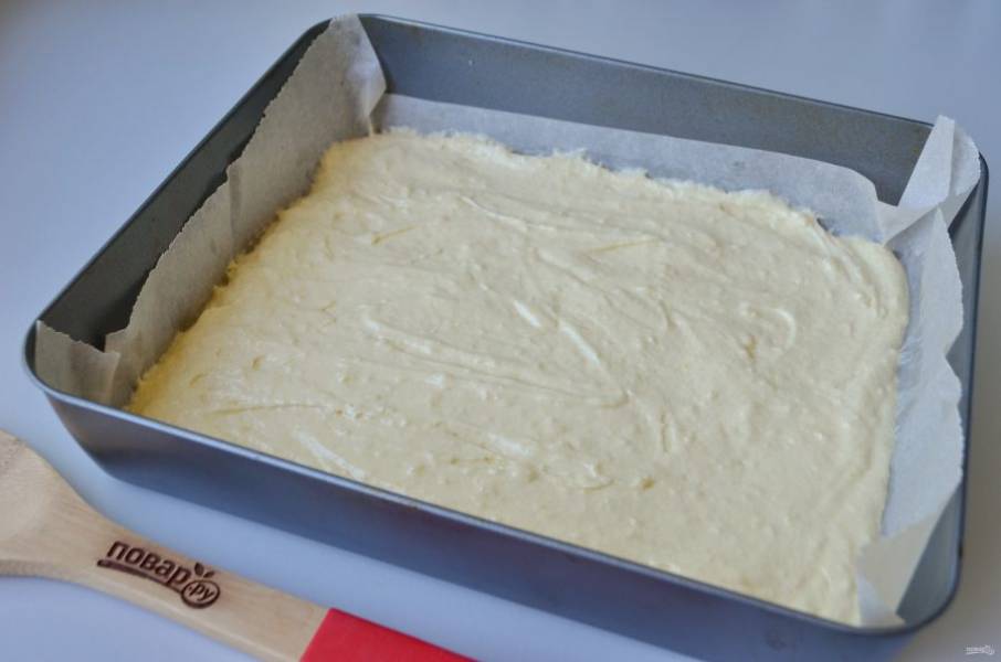 6. Форму для выпечки (25 на 25, 22 на 27) застелите пергаментом, выложите тесто и разровняйте лопаткой, отправьте выпекаться на 10-12 минут.

