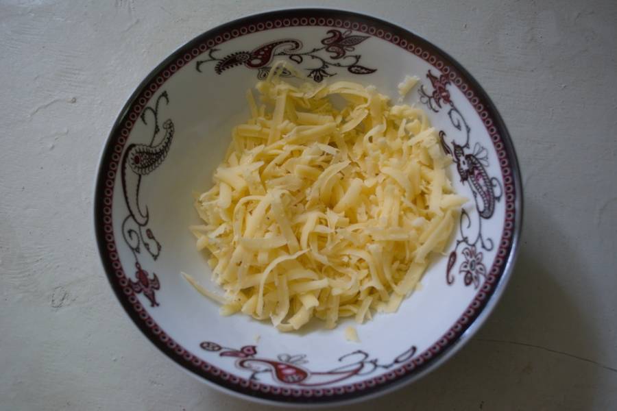 Сыр твердый натрите на терке.