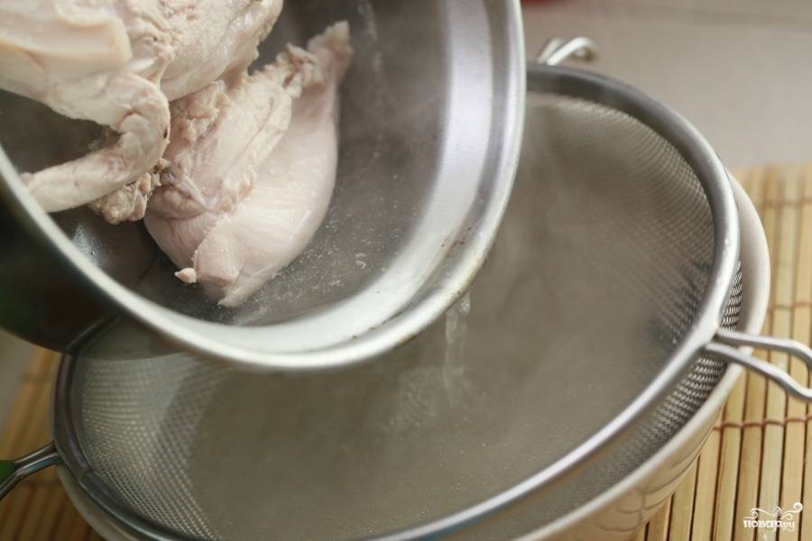Слейте воду. Дайте куриной грудке немного остыть. Затем нарежьте её мелко.