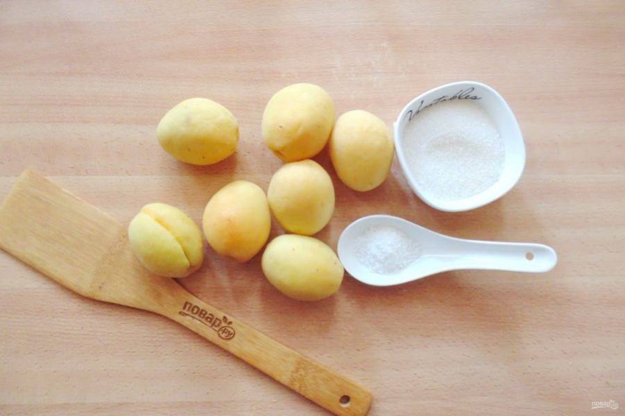 Возьмите ингредиенты для приготовления варенья из абрикосов.