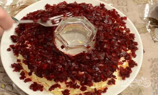 Дальше — слой свеклы, промазанный майонезом.