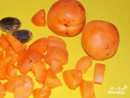 Моем абрикосы, удаляем у них косточки, нарезаем фрукты небольшими кусочками.