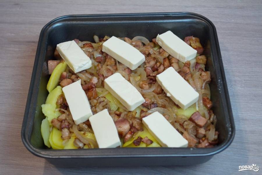 На слой лука выложите нарезанный сыр реблош или бри. Если такого сыра у вас нет, используйте плавленый сырок. Это, конечно, не то же самое, но очень близко к оригиналу.