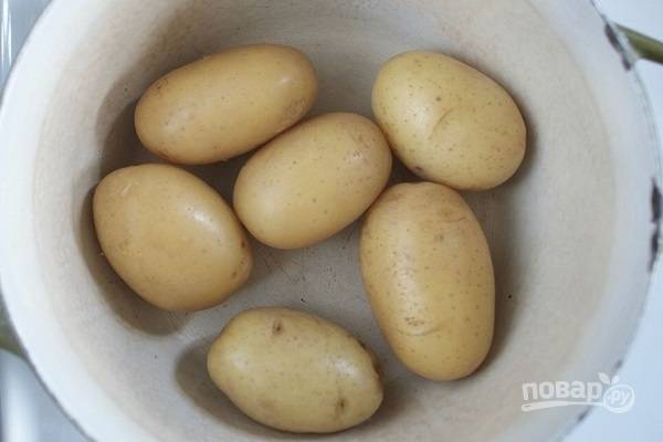 3. Готовый картофель обсушите, чуть остудите и очистите. 