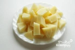 Картофель порезать кубиками, добавить в бульон.
