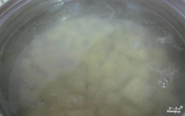 В кипящую воду опускаем очищенный и порезанный кубиками картофель. Варим 20 минут, посолив.