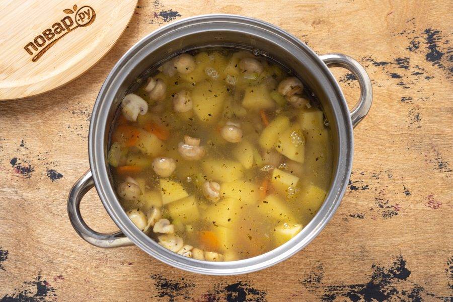 Влейте воду. Доведите суп до кипения, убавьте огонь и варите до готовности картофеля. Примерно 15 минут.
