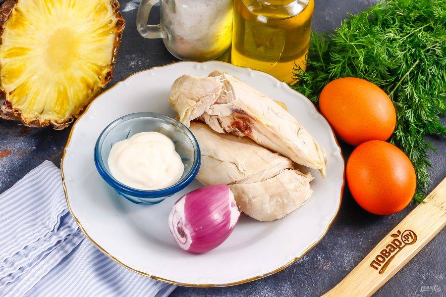 Подготовьте указанные ингредиенты. Мясо цесарки заранее отварите примерно 25-30 минут до готовности, а куриные яйца — 15 минут и остудите оба продукта.
