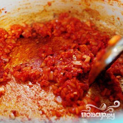 2. Добавить томатную пасту и перемешать, готовить около 2 минут. Добавить красный перец хлопьями и сушеный орегано, перемешать и готовить еще 30 секунд.
