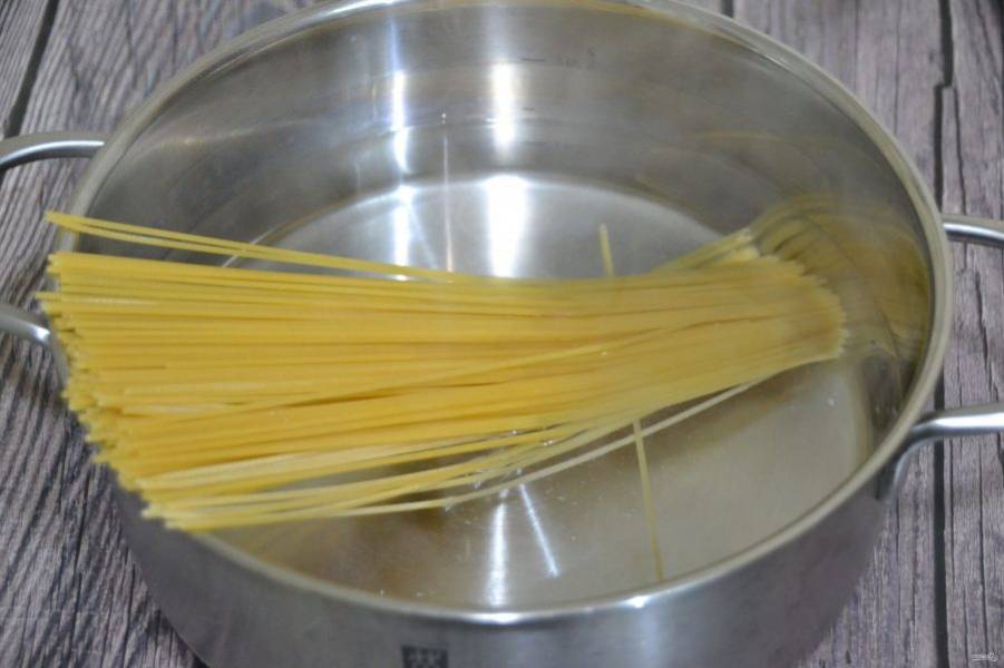 Параллельно отваривайте спагетти согласно инструкции на упаковке, до состояния "аль-денте".