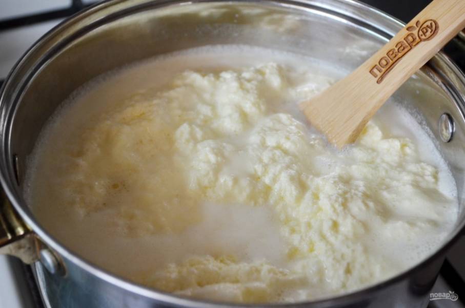 Добавьте соль, влейте в теплое молоко яйца тонкой струйкой. Перемешивая, доведите до кипения смесь. Проварите пару минут.