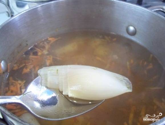 Когда лук сварится и отдаст свой аромат, извлеките его из супа – он больше не нужен.