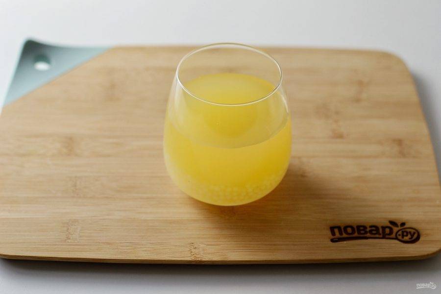 Заполните стакан наполовину апельсиновым соком с тапиокой. Затем влейте чай. По желанию добавьте лед.