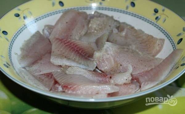 Натрите рыбу приправой и оставьте её на 15 минут мариноваться.