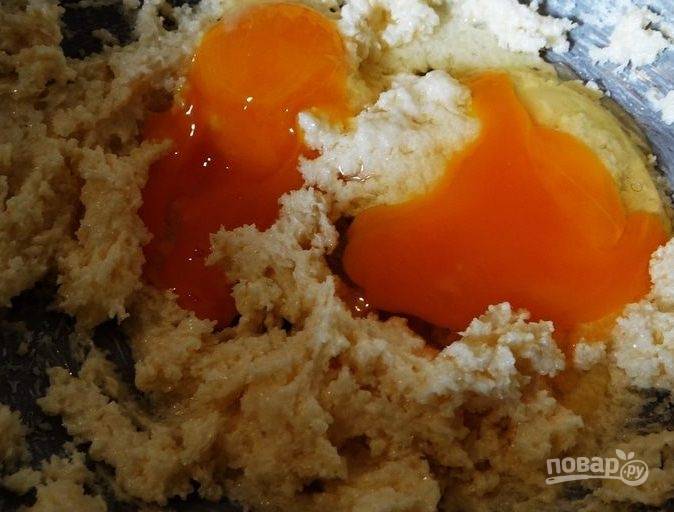 2. В отдельной посуде взбиваем масло и сахар и добавляем яйца.