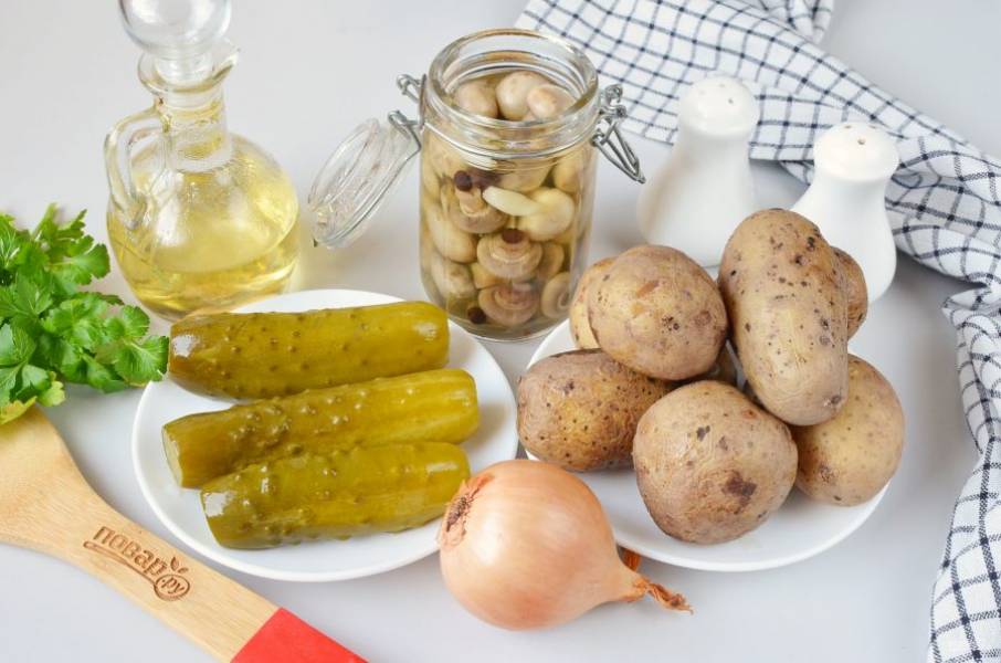 Подготовьте ингредиенты: отварной картофель, огурцы, грибы, лук. Масло желательно брать натуральное нерафинированное, для салатов нужно жареное, оно более ароматное и вкусное, чем пареное.