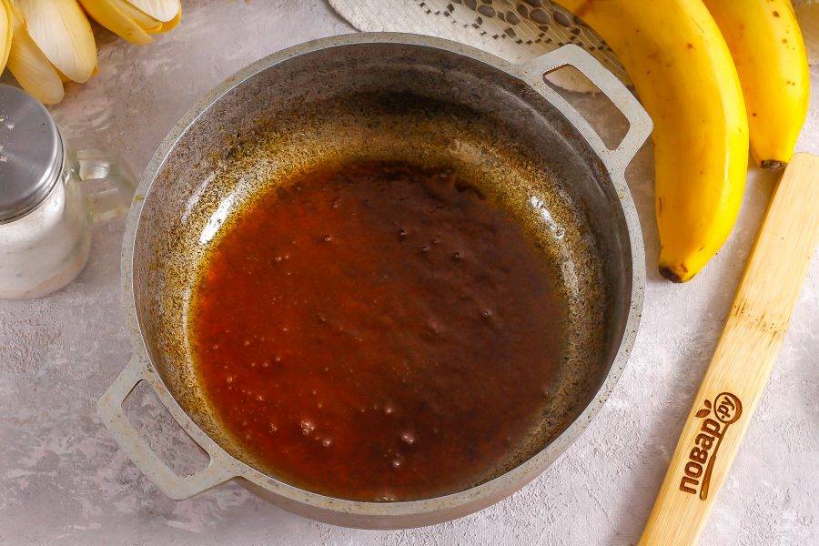 Как только карамель станет коричневой, добавьте сливочное масло и быстро перемешайте, выключая нагрев.