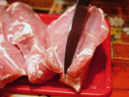 Мясо порезать на порционные куски.