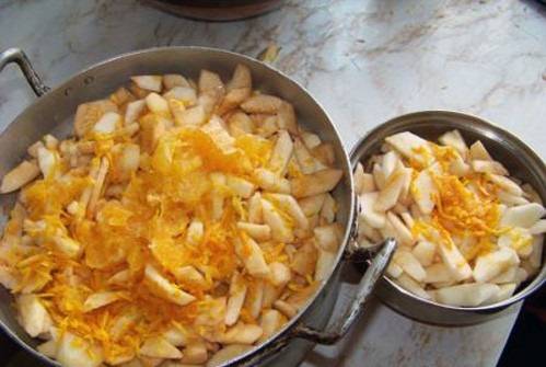 Снимите кожуру с апельсинов и нарежьте ее тонкими полосками. Кожуру кладем к яблокам в кастрюлю.