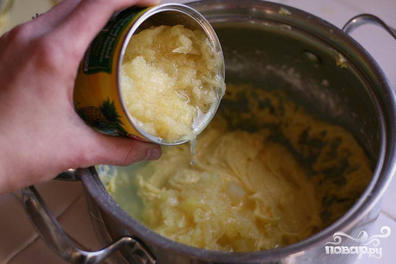 2. Добавить к яичной смеси крахмал и ваниль, перемешать. Затем добавить воду и измельченный ананас. Варить смесь на среднем огне, постоянно помешивая, до загустения. 