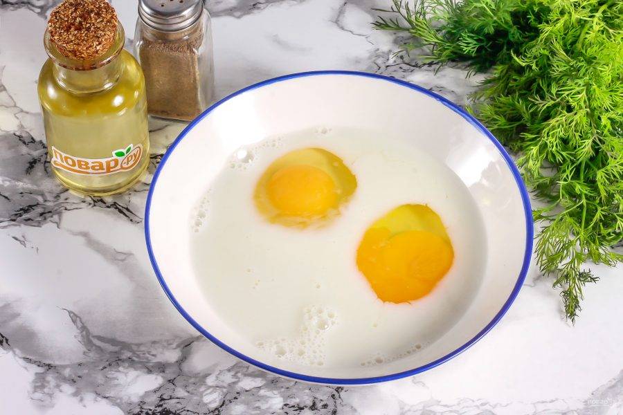 Куриные яйца вбейте в глубокую емкость, всыпьте соль и влейте молоко любой жирности. Взбейте все примерно 1-2 минуты венчиком.