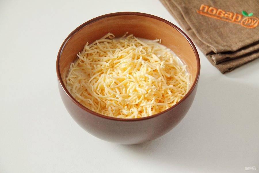 5. Соедините сливки и яйца. Взбейте, добавьте соль по вкусу и тертый сыр. Заливка для пирога готова.
