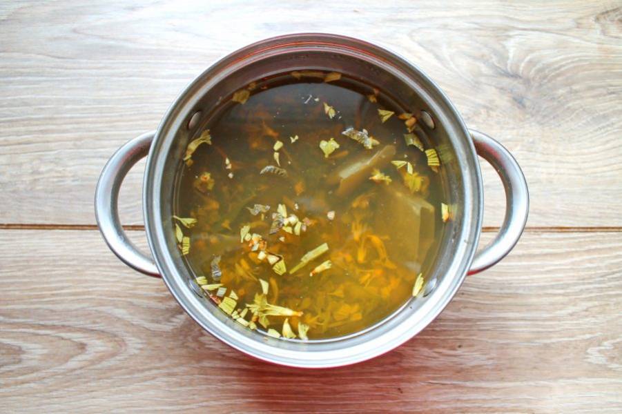 Укутайте кастрюлю и оставьте на 15 минут. Затем процедите зеленый чай, охладите и подавайте.