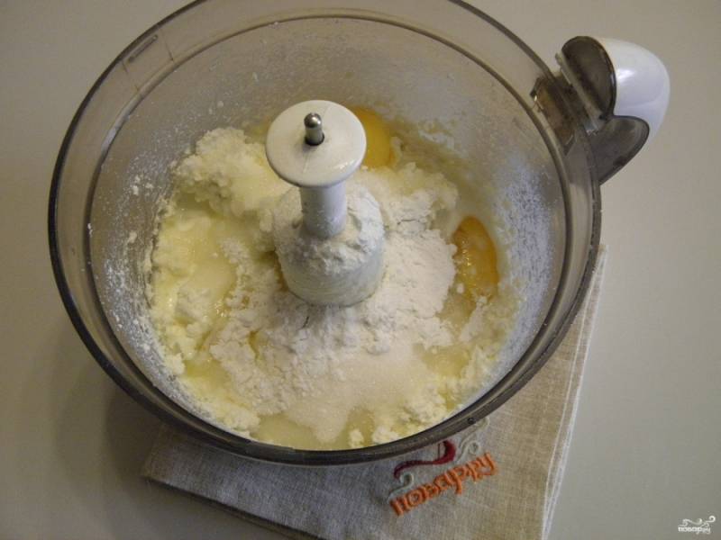 Добавьте к измельченному творогу яйца, сахар, ванильный сахар, сливки и крахмал. Включите блендер на полную мощность на 3-4 минуты.