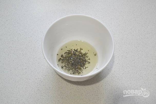 8. В небольшой мисочке соедините растительное масло, щепотку соли и сахара, сушеный базилик.