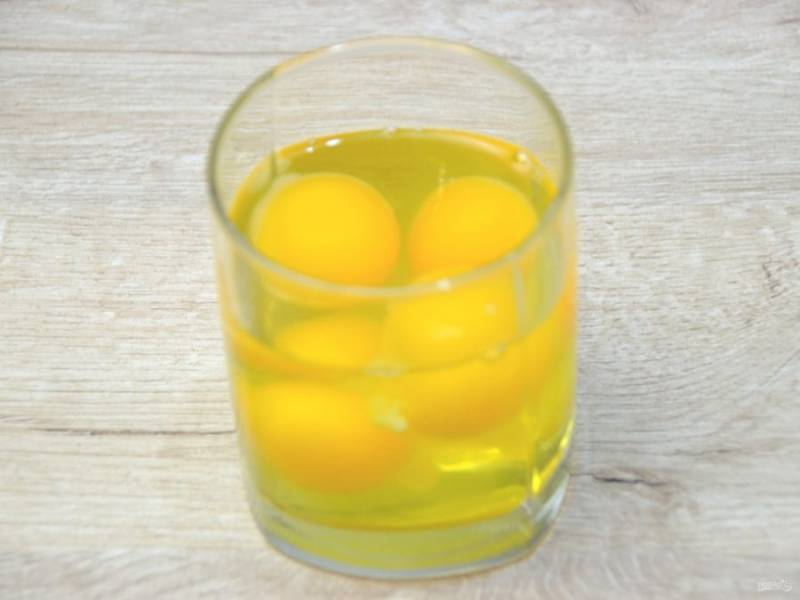 Для удобства работы с тестом, вбейте все яйца в одну посуду.