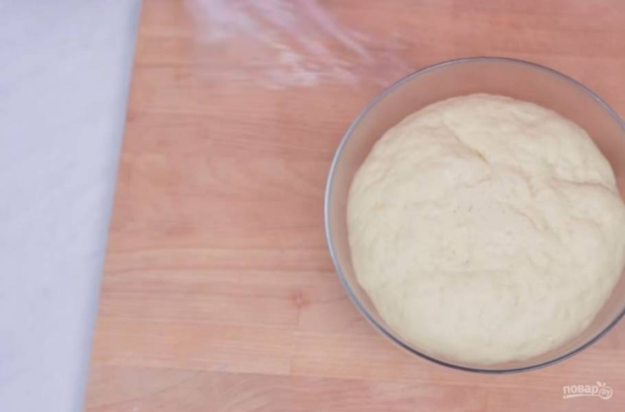 2. Затем просейте муку с солью и замесите эластичное тесто. Переложите его в смазанную растительным маслом миску и накройте его пищевой пленкой. Оставьте в теплом месте на 1-1,5 часа. 