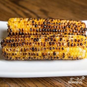 Как только кукуруза будет готова (вы это нетрудно определите по мягкости зерен), снимаем ее с гриля и подаем горячей. Приятного аппетита! :)