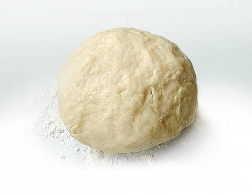 Быстро замесим тесто, сформируем из него шар, засунем в полиэтиленовый пакет и отправим в холодильник на 1 час. 